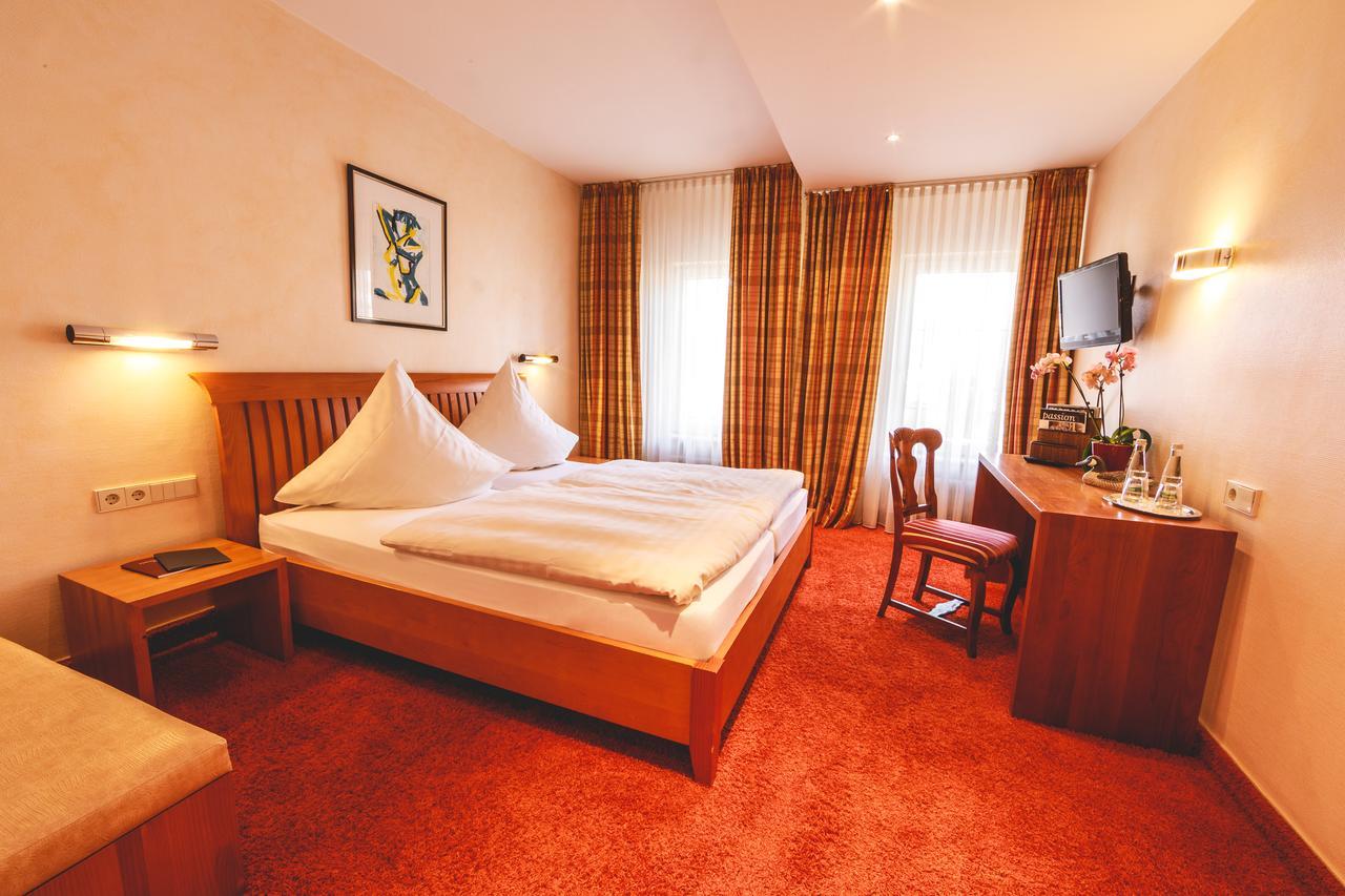 Hotel Löwen Eggenstein-Leopoldshafen Exteriör bild